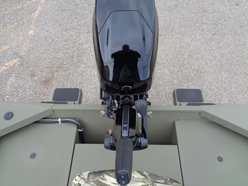 Slide: The Image of Top view of 2024 Tracker Grizzly 1654 T Sportsman boat motor and controls. - 7