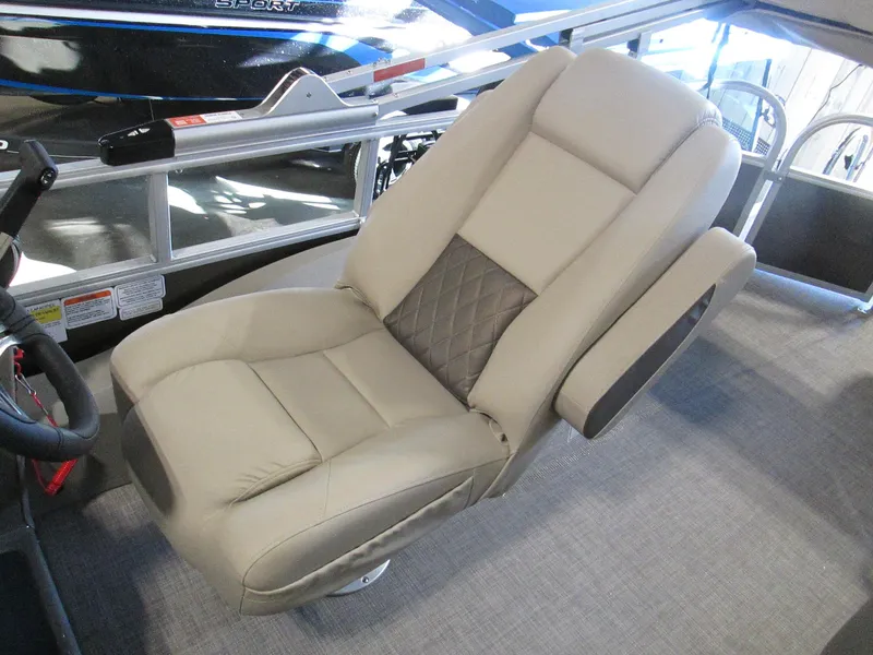Slide: The Image of Captain's chair on 2023 Sun Tracker SPORT FISH 22 XP3 pontoon boat. - 14
