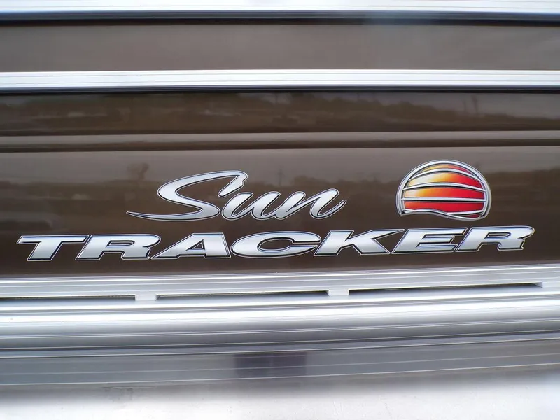 Slide: The Image of Sun Tracker SportFish™ 22 DLX 2024 logo on boat exterior - 11