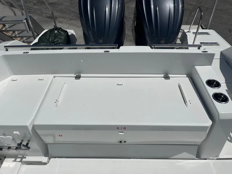 Slide: The Image of 2024 Jeanneau Leader 9.0 CC boat stern with dual outboard engines. - 18