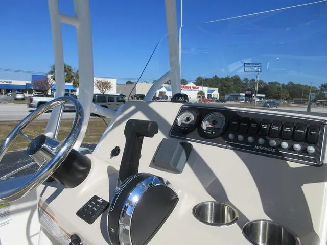 Slide: The Image of Boston Whaler 210 Montauk 2024 - 7
