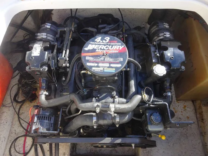 Slide: The Image of 2004 VIP 185 Vegas boat engine, 4.3L Mercury MerCruiser. - 18