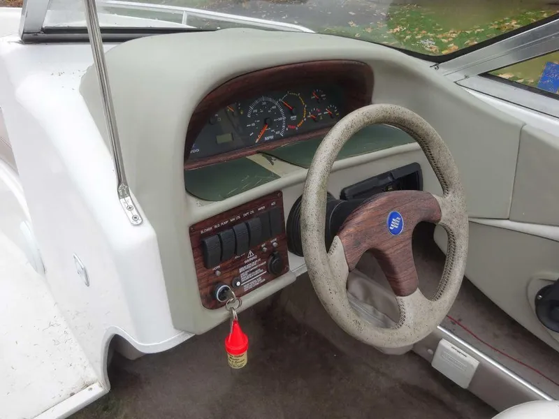 Slide: The Image of 1998 Four Winns 200 Horizon boat dashboard and steering wheel. - 4