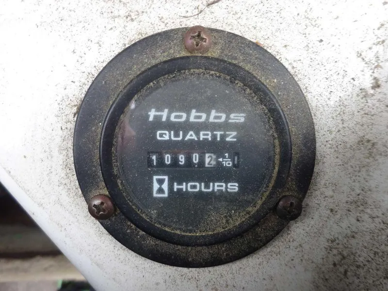 Slide: The Image of Hobbs Quartz hour meter on 1998 Four Winns 200 Horizon boat, showing 1090.2 hours. - 5