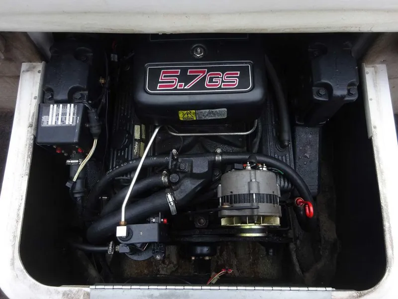 Slide: The Image of 1998 Four Winns 200 Horizon boat engine, 5.7GS model, close-up view. - 9