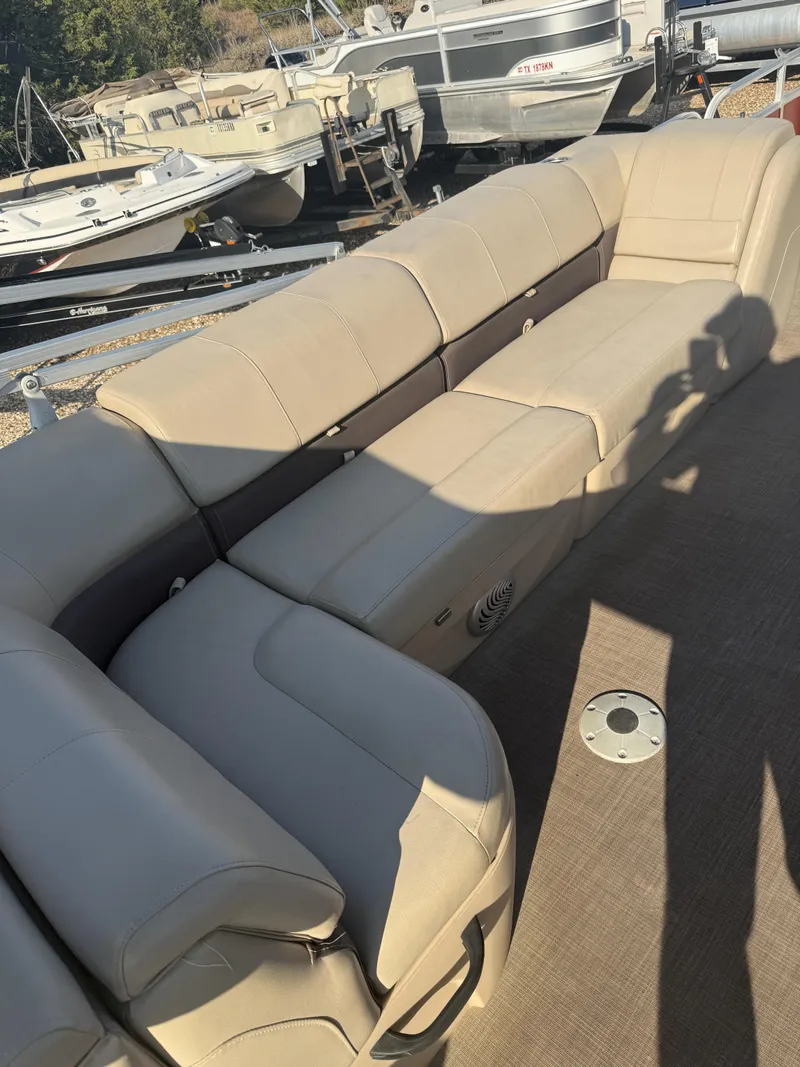 Slide: The Image of Tracker Boats FISHING BARGE 24 DLX 2019 - 18