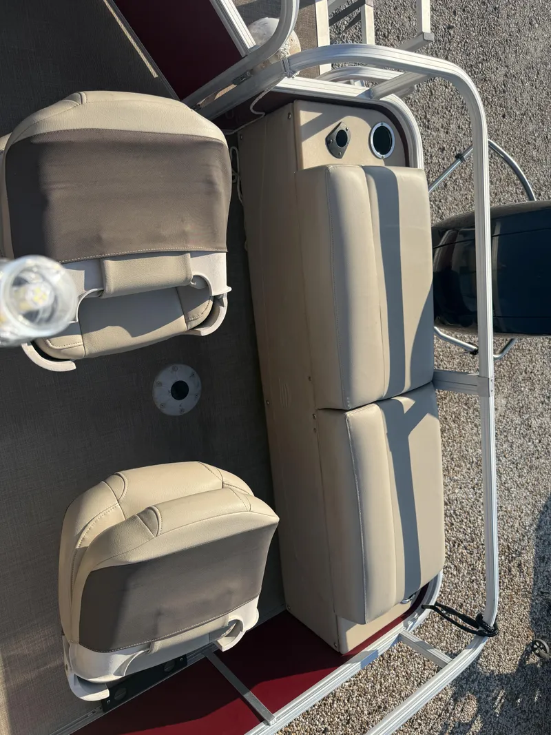 Slide: The Image of Tracker Boats FISHING BARGE 24 DLX 2019 - 15