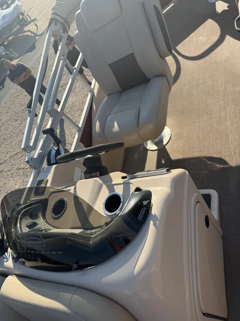 Slide: The Image of Tracker Boats FISHING BARGE 24 DLX 2019 - 13