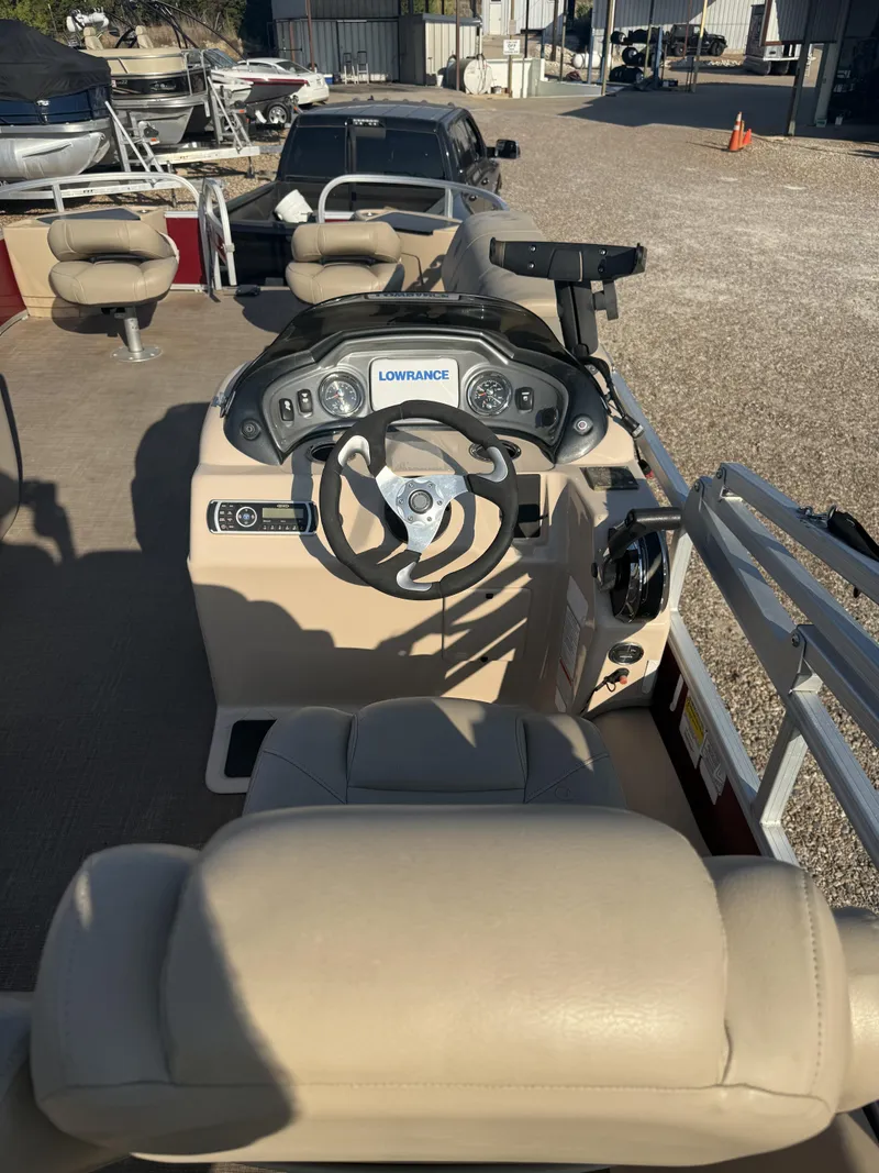 Slide: The Image of Tracker Boats FISHING BARGE 24 DLX 2019 - 19