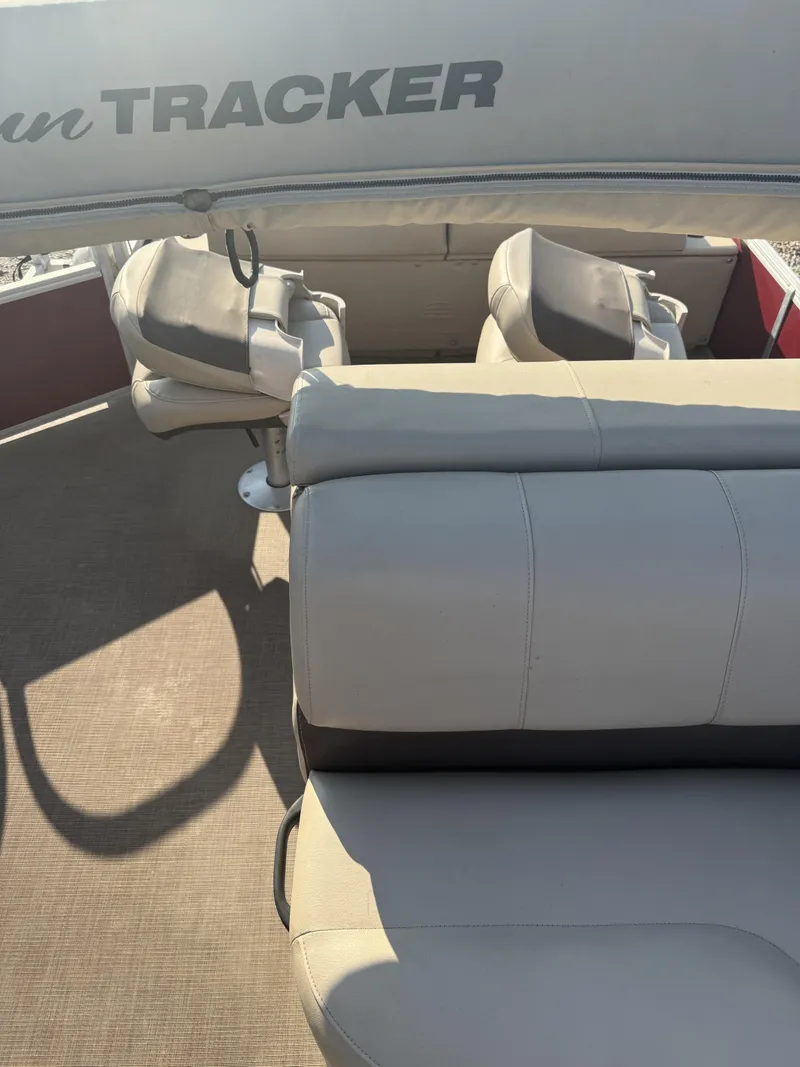 Slide: The Image of Tracker Boats FISHING BARGE 24 DLX 2019 - 14