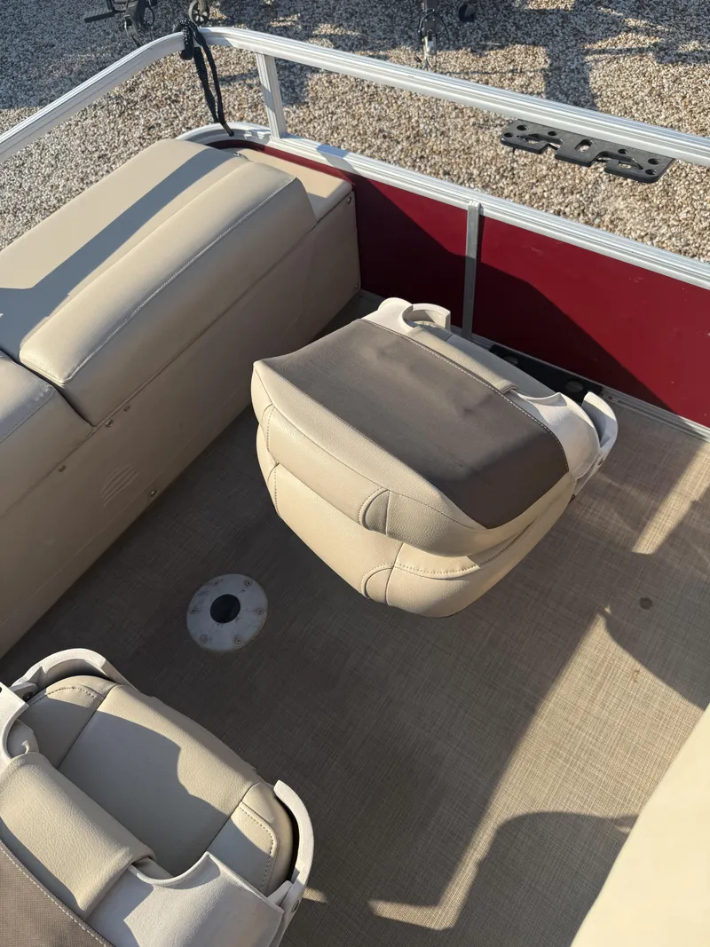 Slide: The Image of Tracker Boats FISHING BARGE 24 DLX 2019 - 17