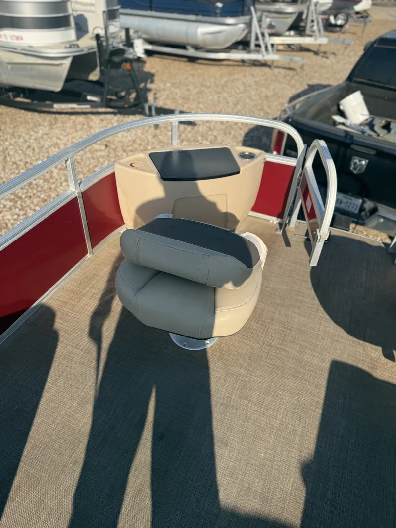 Slide: The Image of Tracker Boats FISHING BARGE 24 DLX 2019 - 27