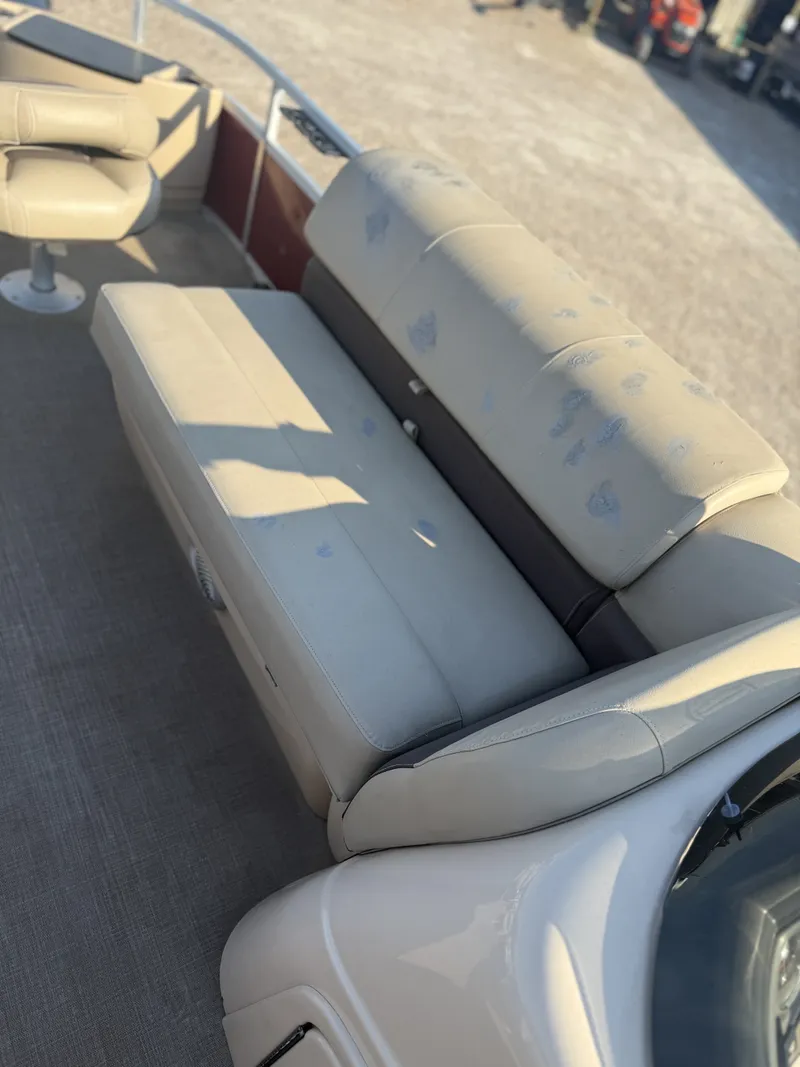 Slide: The Image of Tracker Boats FISHING BARGE 24 DLX 2019 - 25