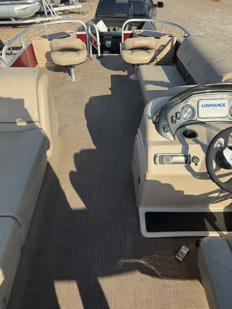 Slide: The Image of Tracker Boats FISHING BARGE 24 DLX 2019 - 23