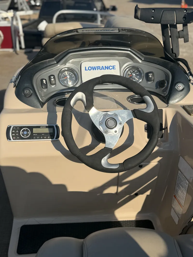 Slide: The Image of Tracker Boats FISHING BARGE 24 DLX 2019 - 21