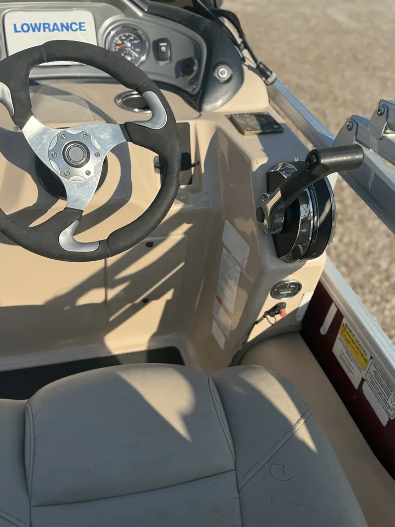 Slide: The Image of Tracker Boats FISHING BARGE 24 DLX 2019 - 22