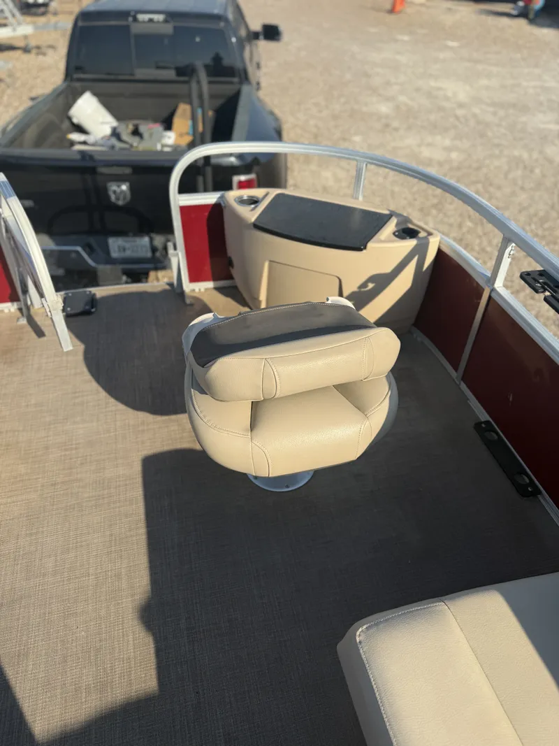 Slide: The Image of Tracker Boats FISHING BARGE 24 DLX 2019 - 26