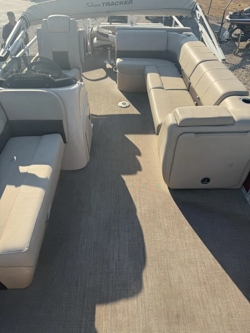 Slide: The Image of Tracker Boats FISHING BARGE 24 DLX 2019 - 28