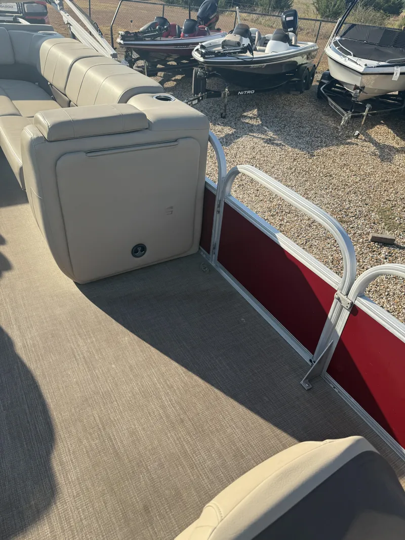 Slide: The Image of Tracker Boats FISHING BARGE 24 DLX 2019 - 29