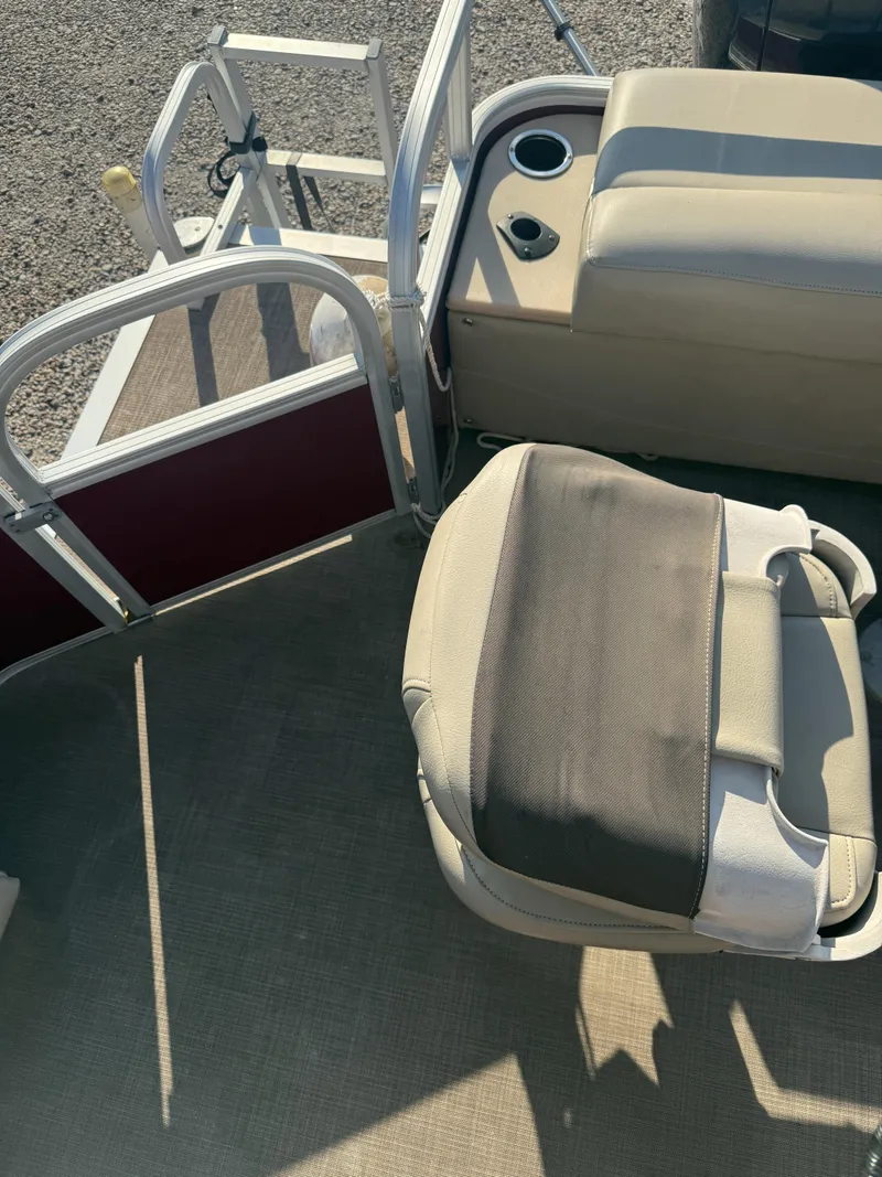 Slide: The Image of Tracker Boats FISHING BARGE 24 DLX 2019 - 16