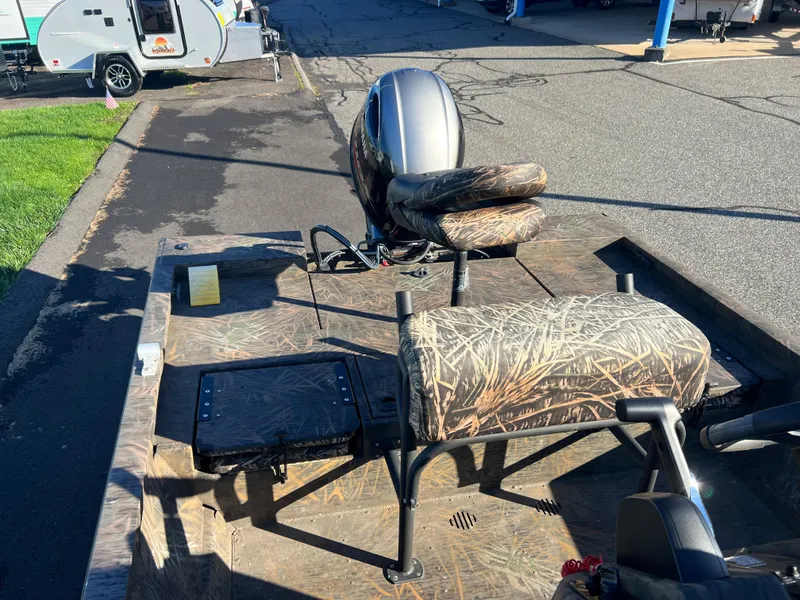 Slide: The Image of 2021 G3 Bay 20 DLX boat with camo seats and outboard motor. - 10