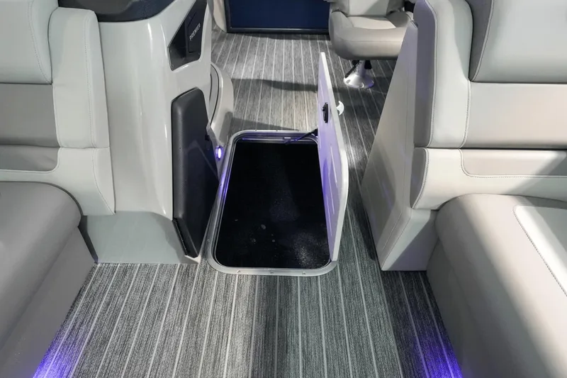 Slide: The Image of Premier 230 Solaris 2024 - 17
