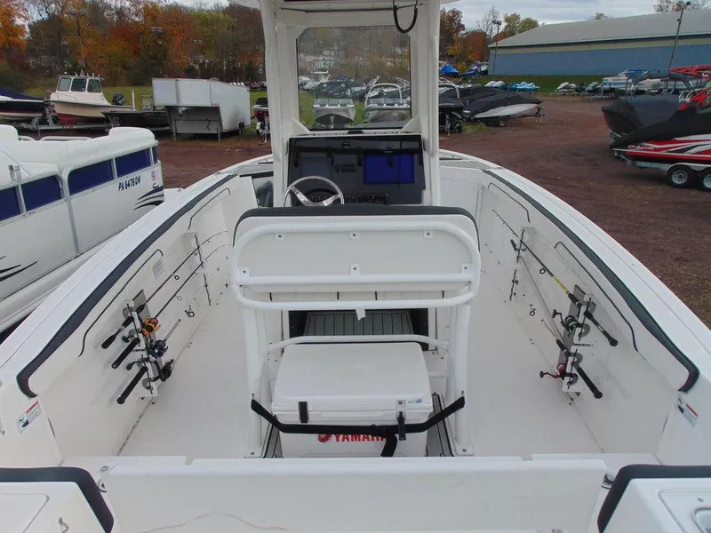 Slide: The Image of 2022 Yamaha Boats 252 FSH® SPORT, center console, fishing boat, docked, interior view. - 12