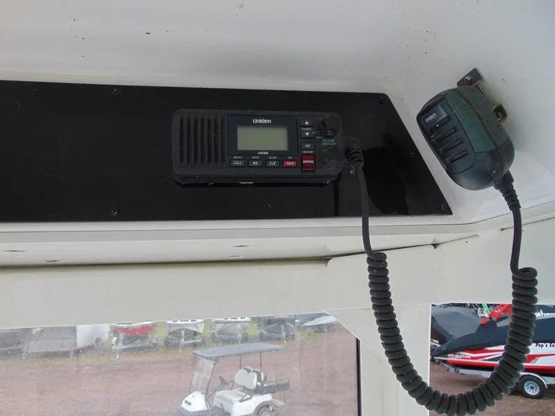 Slide: The Image of VHF radio system on 2022 Yamaha Boats 252 FSH® SPORT. - 8