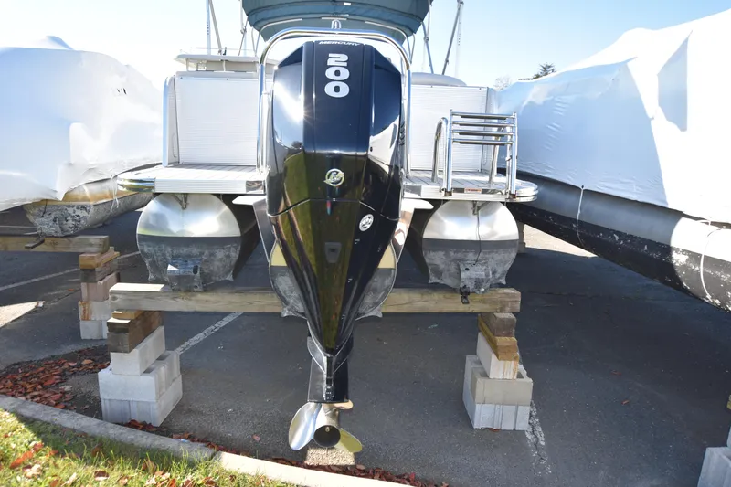Slide: The Image of 2020 Avalon 2585 ENT SaltWater Series pontoon boat with 200 HP engine. - 21