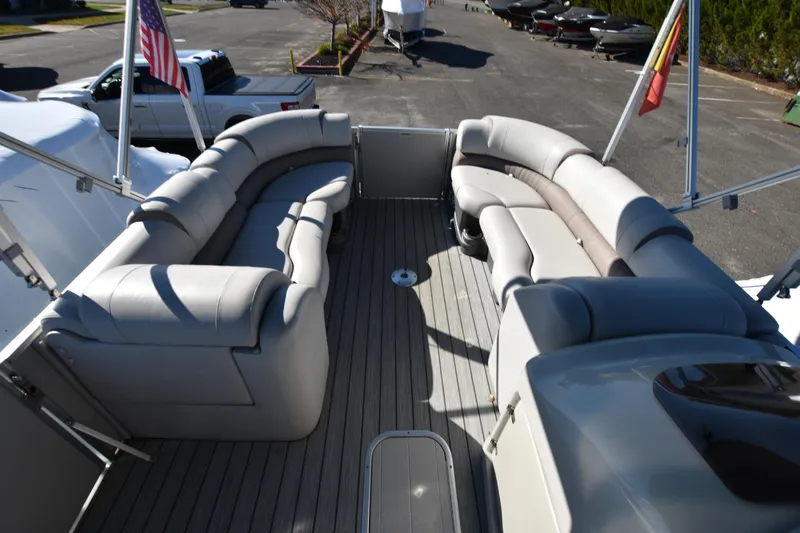 Slide: The Image of 2020 Avalon 2585 ENT SaltWater Series boat with spacious seating and deck. - 9