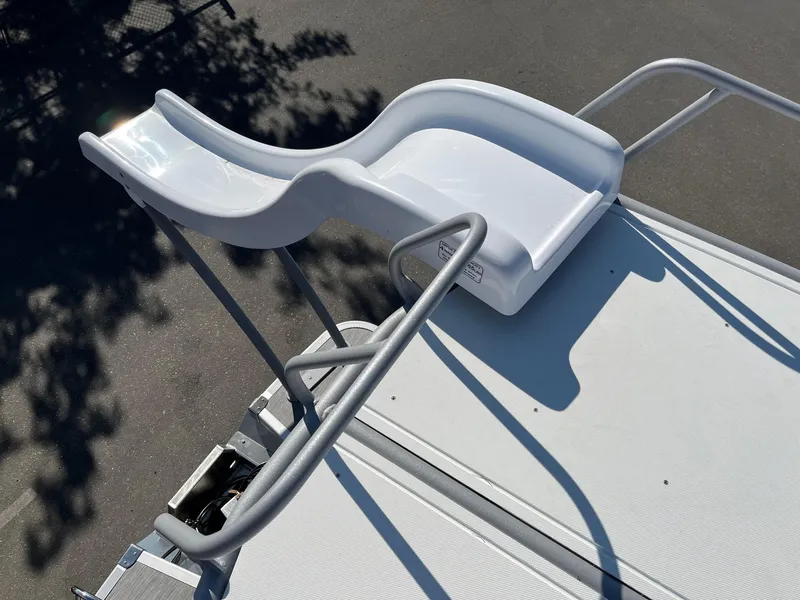 Slide: The Image of 2023 Bennington 25LSRTDSP boat with a white slide on deck. - 22