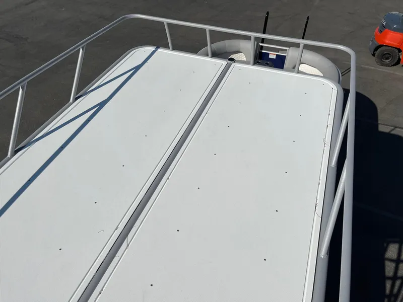 Slide: The Image of Rooftop view of 2023 Bennington 25LSRTDSP pontoon boat with railing. - 23