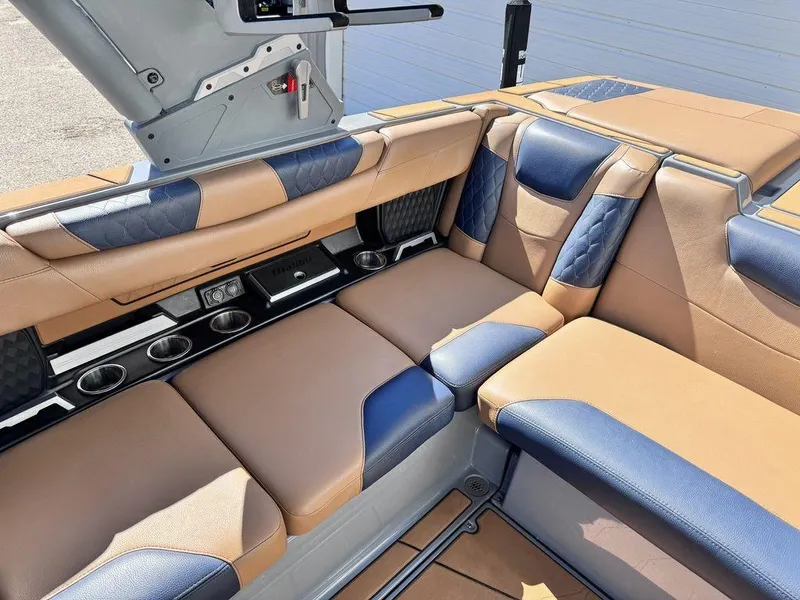 Slide: The Image of Malibu M220 2021 - 11