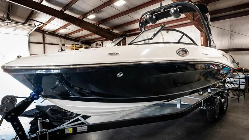 The Image of Bayliner VR6 Bowrider 2024 - 1