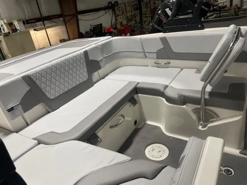 Slide: The Image of Bayliner VR6 Bowrider 2024 - 10