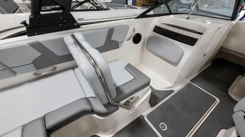 Slide: The Image of Bayliner VR6 Bowrider 2024 - 11