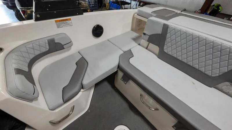 Slide: The Image of Bayliner VR6 Bowrider 2024 - 12