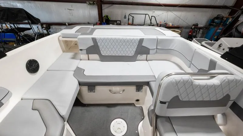 Slide: The Image of Bayliner VR6 Bowrider 2024 - 14