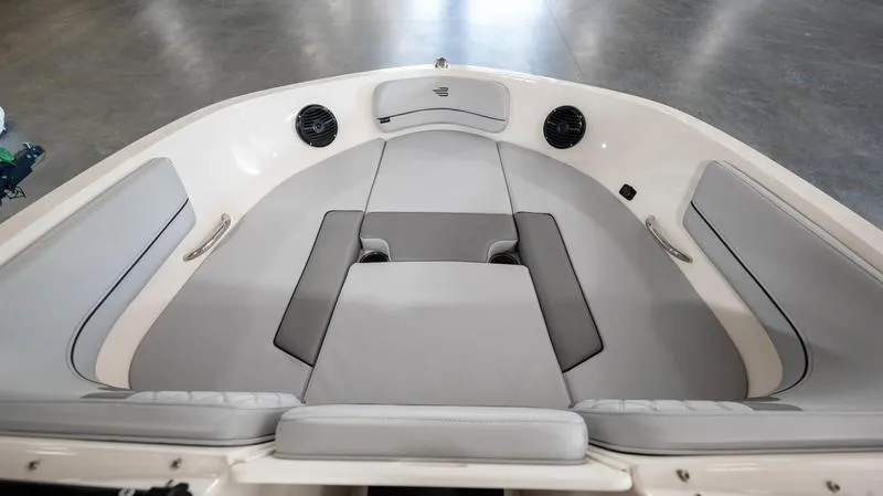 Slide: The Image of Bayliner VR6 Bowrider 2024 - 15