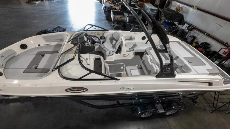Slide: The Image of Bayliner VR6 Bowrider 2024 - 16