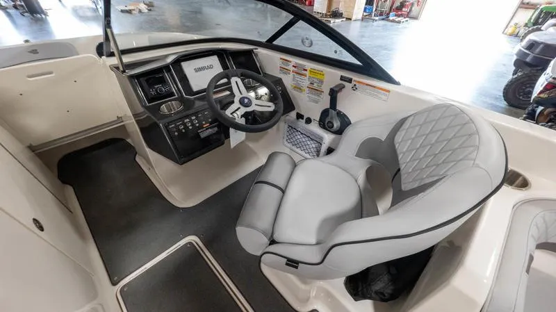 Slide: The Image of Bayliner VR6 Bowrider 2024 - 18