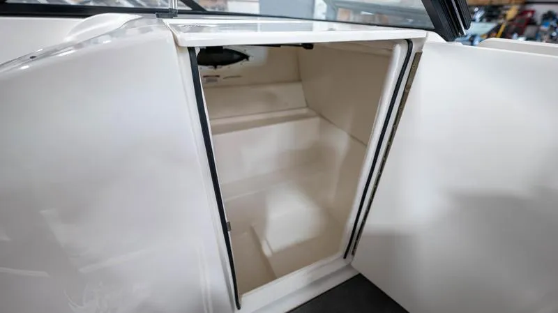 Slide: The Image of Bayliner VR6 Bowrider 2024 - 22