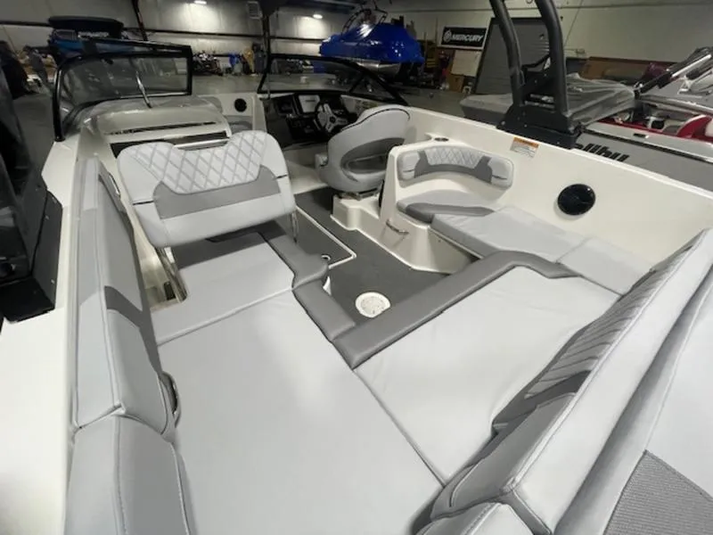 Slide: The Image of Bayliner VR6 Bowrider 2024 - 4