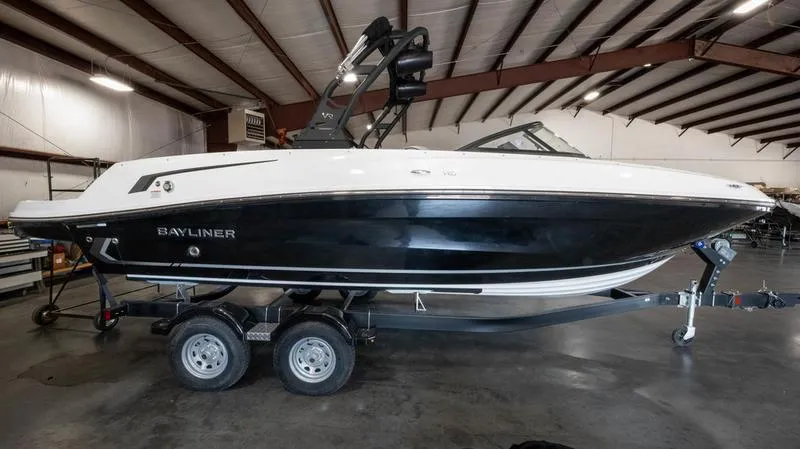 Slide: The Image of Bayliner VR6 Bowrider 2024 - 5