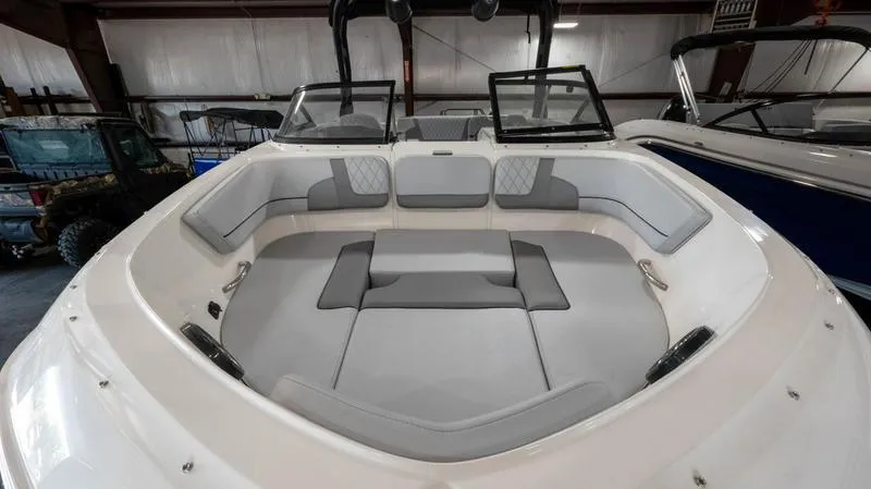 Slide: The Image of Bayliner VR6 Bowrider 2024 - 6