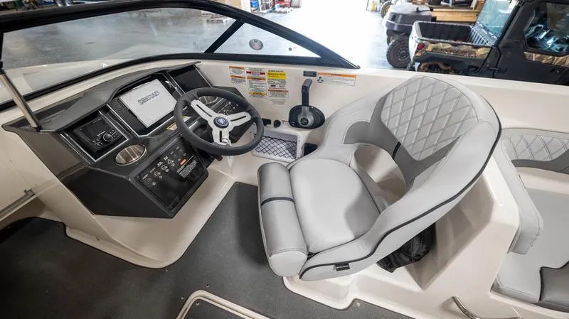 Slide: The Image of Bayliner VR6 Bowrider 2024 - 7
