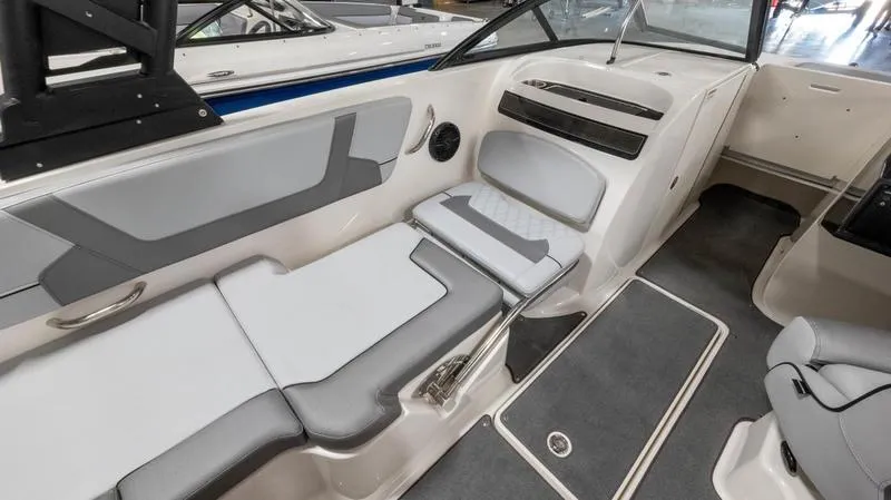Slide: The Image of Bayliner VR6 Bowrider 2024 - 8