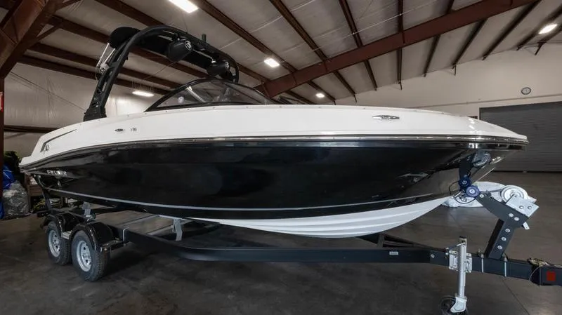 Slide: The Image of Bayliner VR6 Bowrider 2024 - 9