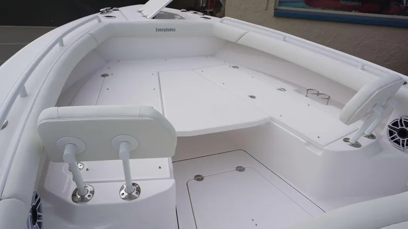 Slide: The Image of 2024 Everglades 273 CC boat interior with white seating and deck. - 15