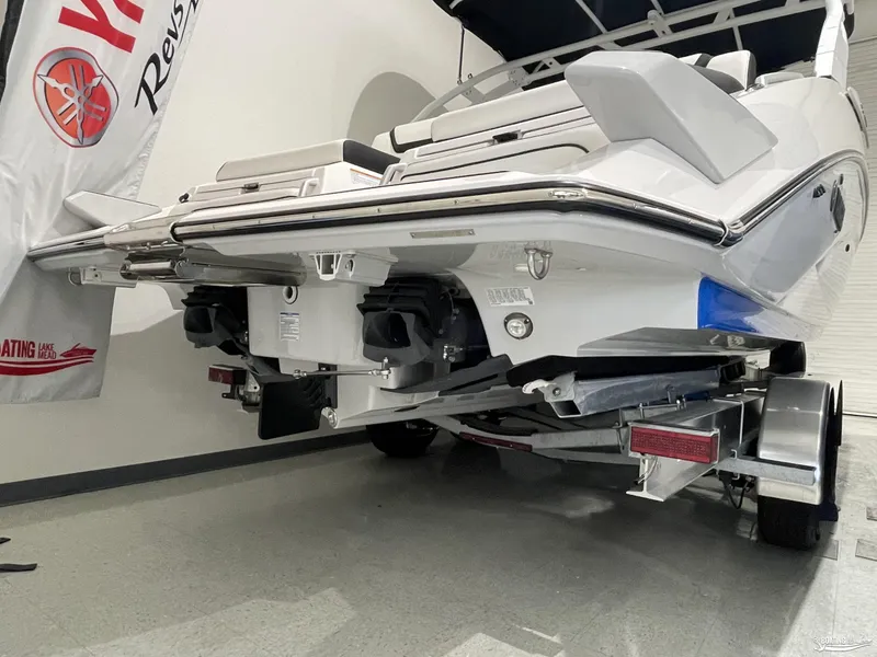 Slide: The Image of 2024 Yamaha Boats 275 SE on trailer, rear view in showroom. - 14
